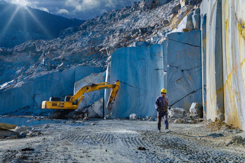 نمای معدن گرانیت مشکی لاگهر نطنز